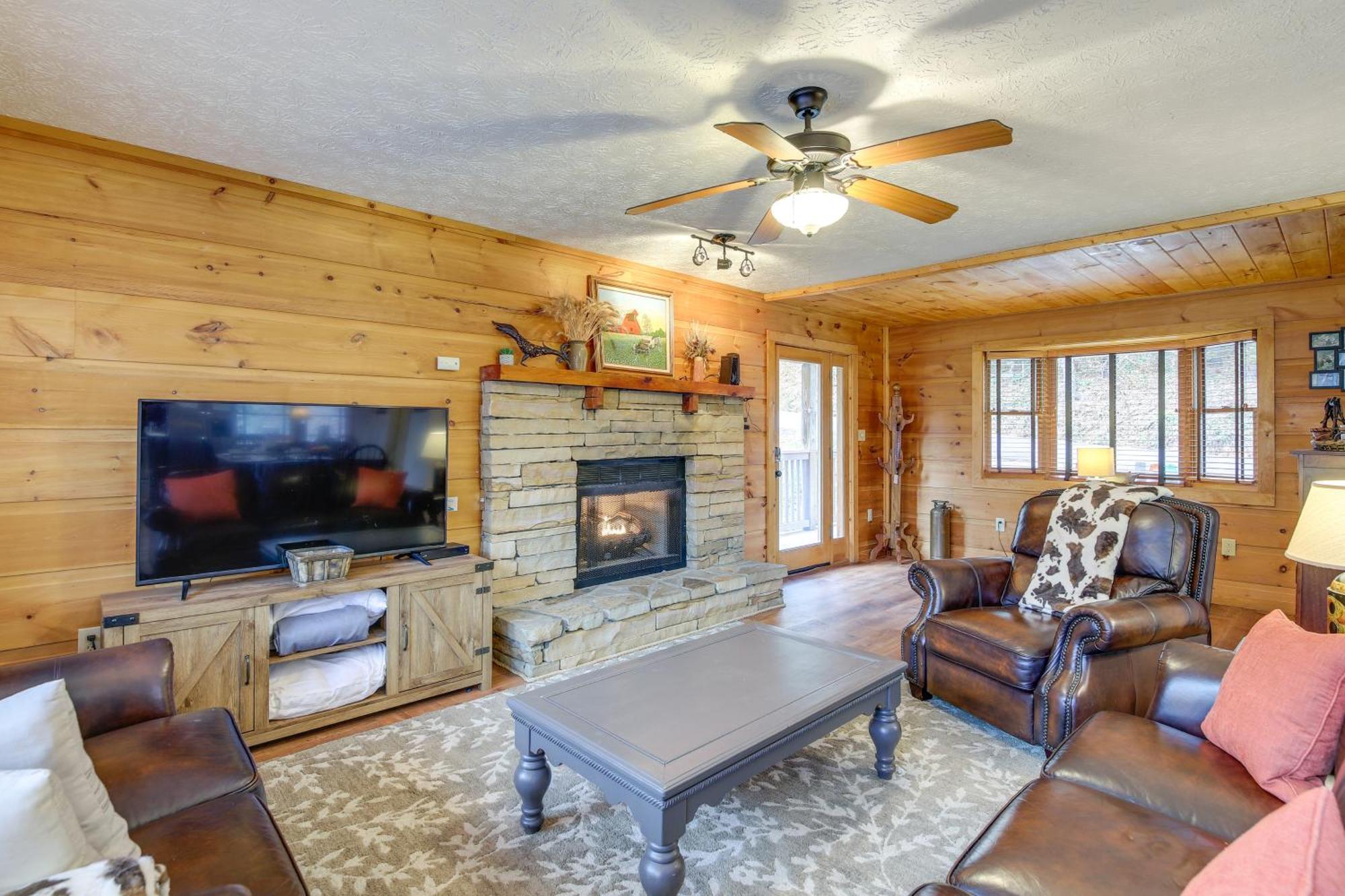 Pet-Friendly Gatlinburg Retreat With Hot Tub! Villa Exterior foto